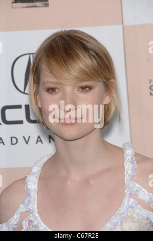 Mia Wasikowska au niveau des arrivées pour 2011 Film Independent Spirit Awards - Arrivals Partie 1, sur la plage, Santa Monica, CA le 26 février 2011. Photo par : Michael Germana/Everett Collection Banque D'Images