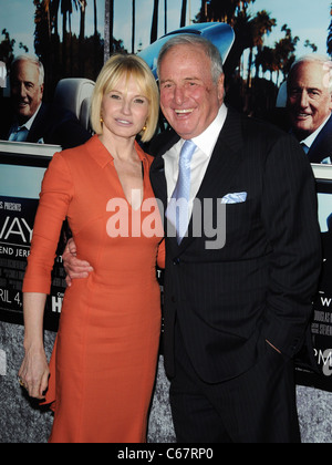 Ellen Barkin, Jerry Weintraub aux arrivées pour sa manière première, le Paramount Theatre, Los Angeles, CA 22 mars 2011. Photo par : Dee Cercone/Everett Collection Banque D'Images