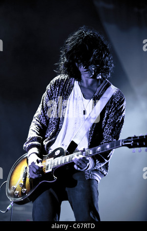 Festival International de Benicassim - Juillet 2011 ; les traits guitariste Nick Valensi sur scène à jouer avec la bande Banque D'Images