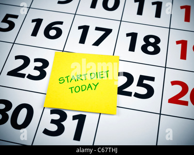 Aujourd'hui démarre régime écrit sur un post-it sur un calendrier. Banque D'Images