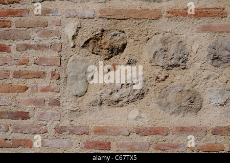 La maçonnerie de la tour . Mur d'ALCALA DE HENARES ( 13 ème ). Communauté de Madrid .ESPAGNE Banque D'Images