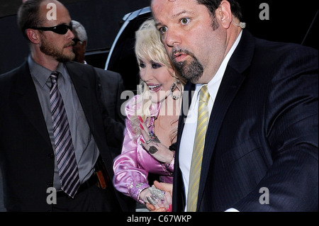 Singer Dolly Parton, entre dans un hôtel de Midtown Manhattan dehors et environ pour la célébrité CANDIDS - Mardi, , New York, NY Le 29 juin 2010. Photo par : Ray Tamarra/Everett Collection Banque D'Images