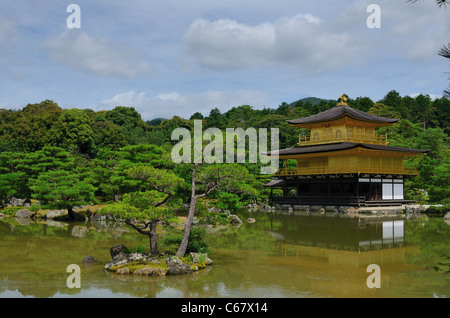 Temple du pavillon d'or, connu sous le Kinkaku-ji, un temple bouddhiste et un site du patrimoine mondial à Kyoto, au Japon. Banque D'Images