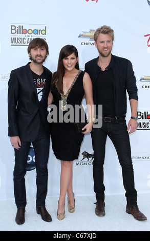 Dave Haywood, Hilary Scott, Charles Kelley, de Lady Antebellum aux arrivées de Billboard Music Awards 2011, MGM Grand Garden Arena, Las Vegas, NV le 22 mai 2011. Photo par : MORA/Everett Collection Banque D'Images