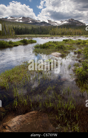 En vertu de son Lac Bighorn, Pic Pic Nuage Désert, Bighorn National Forest, Wyoming Banque D'Images