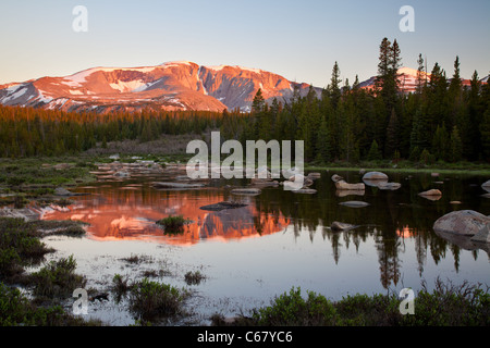 En vertu de son lac Bighorn et pics Darton, Cloud Peak Wilderness, Bighorn National Forest, Wyoming Banque D'Images