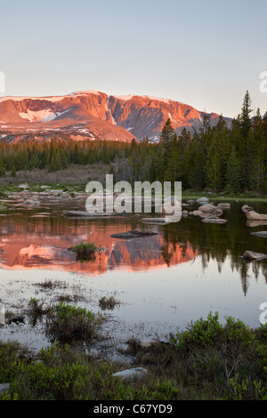 En vertu de son Lac Bighorn, Pic Pic Nuage Désert, Bighorn National Forest, Wyoming Banque D'Images