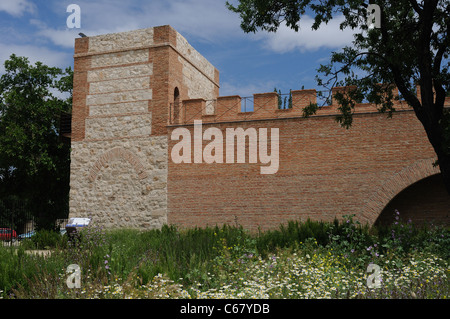 Tower . Mur d'ALCALA DE HENARES ( 13 ème ). Communauté de Madrid .ESPAGNE Banque D'Images