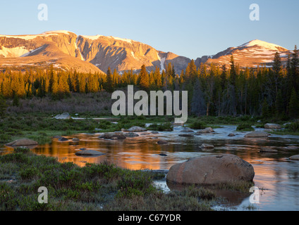 En vertu de son lac Bighorn et pics Darton, Cloud Peak Wilderness, Bighorn National Forest, Wyoming Banque D'Images