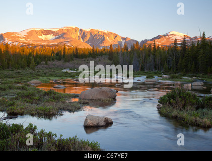 En vertu de son lac Bighorn et pics Darton, Cloud Peak Wilderness, Bighorn National Forest, Wyoming Banque D'Images