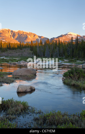 En vertu de son lac Bighorn et pics Darton, Cloud Peak Wilderness, Bighorn National Forest, Wyoming Banque D'Images