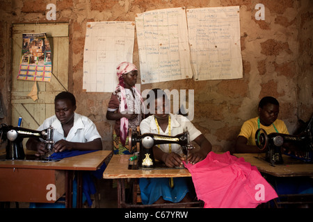 Les jeunes filles apprennent la couture dans une école de formation professionnelle en Ouganda, Amuria, Afrique de l'Est. Banque D'Images