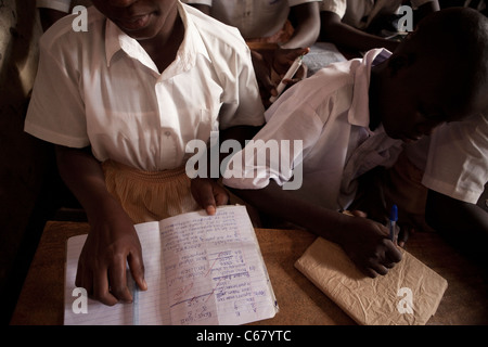 L'école primaire les élèves travaillent dans une salle de classe de Amuria, Ouganda, Afrique de l'Est. Banque D'Images