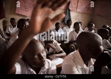 Les étudiants apprennent dans une classe bondée à l'école primaire de Amuria, Ouganda, Afrique de l'Est. Banque D'Images