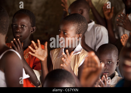 Les enfants de l'école chanter lors d'un service religieux dans Amuria, Ouganda, Afrique de l'Est. Banque D'Images