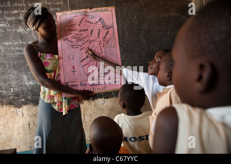 Les élèves signalent à une carte de l'Afrique dans une salle de classe de Amuria, Ouganda, Afrique de l'Est. Banque D'Images