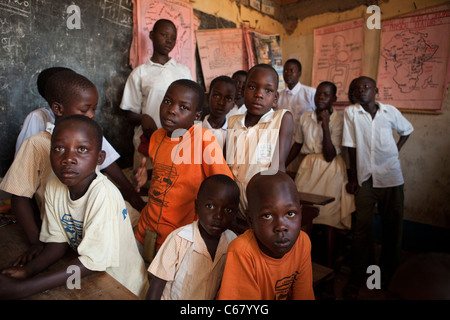 Les élèves s'asseoir dans une classe de l'école dans l'Ouganda, Amuria, Afrique de l'Est. Banque D'Images