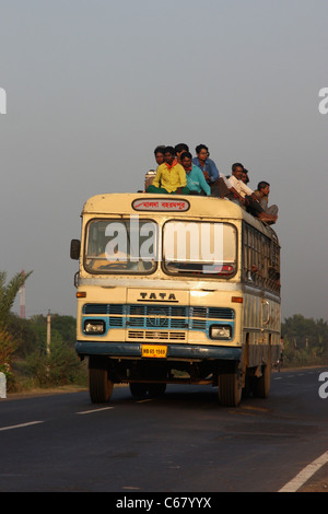 Transport de passagers sur le toit d'un State Express surpeuplé du Bengale-Occidental Inde Banque D'Images