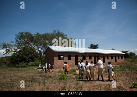 Les enfants de l'école primaire à pied en classe, l'Ouganda Amuria, Afrique de l'Est. Banque D'Images