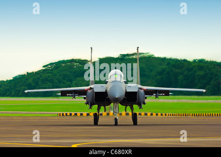 F15 Strike Eagle le roulage vers le bas sur la piste de la préparation pour le décollage Banque D'Images