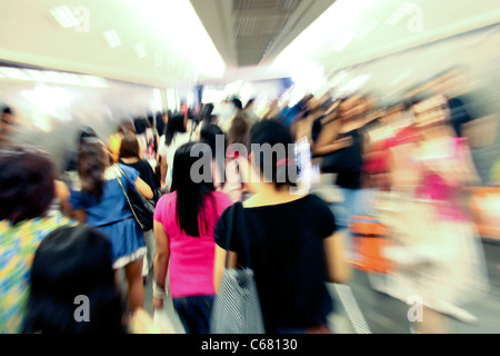 Foule à l'intérieur de la gare de métro de flou en effet abstrait Banque D'Images