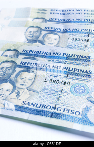 Une pile de philippines peso, dans mille coupures Banque D'Images