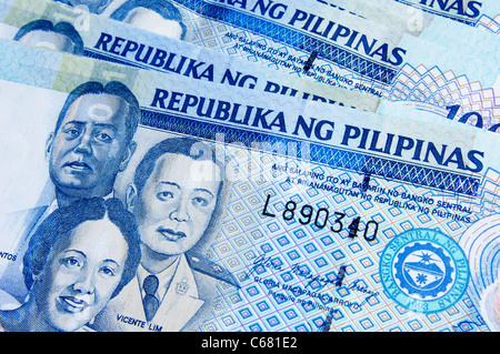 Une pile de philippines peso, dans mille coupures Banque D'Images