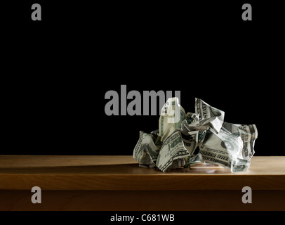 Pile d'argent sur la table froissé Banque D'Images
