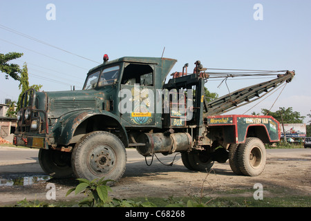 Tata 1210 Vintage SE camion-grue de récupération sur l'autoroute de l'ouest du Bengale en Inde Banque D'Images