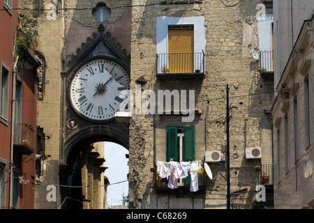 Naples Italie retour à pied route avec la petite entreprise et de l'horloge tour construite entre les bâtiments. Le séchage du linge balcon. Banque D'Images