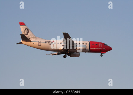 Norwegian Air Shuttle Boeing 737-300 à l'arrivée au coucher du soleil Banque D'Images