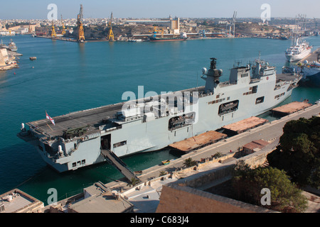 Le navire d'assaut amphibie de la Marine royale HMS Ocean dans le Grand Port de Malte Banque D'Images