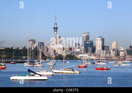 Bateaux amarrés dans Okahu Bay avec le centre-ville et la Sky Tower, à l'arrière-plan. Auckland, île du Nord, Nouvelle-Zélande, Australie Banque D'Images