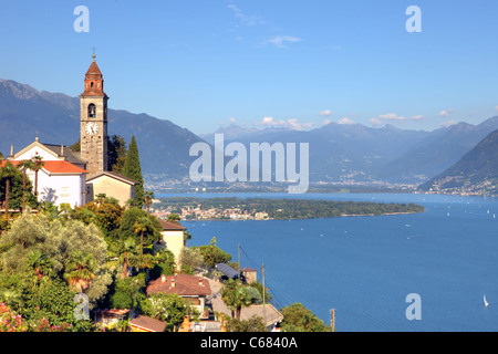 Vue sur l'église de Ronco sopra Ascona à Ascona et Locarno et les montagnes des Grisons Banque D'Images