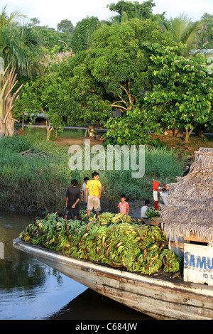 Un bateau chargé de bananes s'arrête à la Riverside village en Amazonie, Lagunas, Loreto, le Pérou, Amérique du Sud Banque D'Images