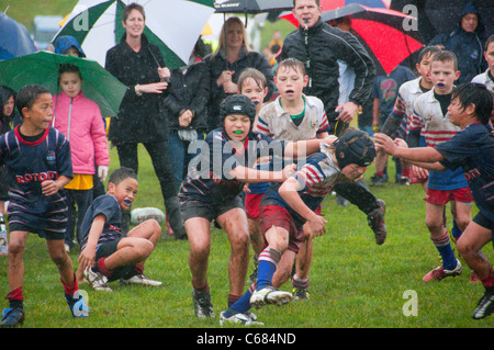 Les joueurs de rugby junior aller pour lui Banque D'Images