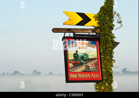 Enseigne de pub anglais sur un matin brumeux à la Great Western Arms , Aynhoe, Banbury, Oxfordshire, Angleterre Banque D'Images