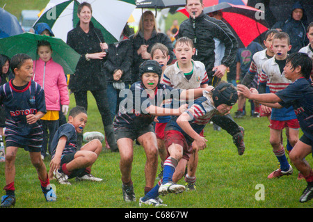 Les joueurs de rugby junior aller pour lui Banque D'Images