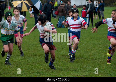 Les joueurs de rugby junior aller pour lui Banque D'Images