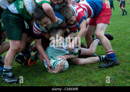 Les joueurs de rugby junior aller pour lui Banque D'Images