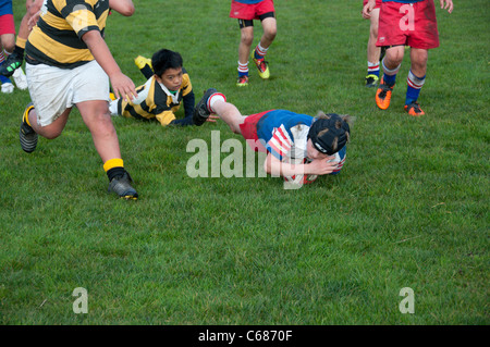 Les joueurs de rugby junior aller pour lui Banque D'Images