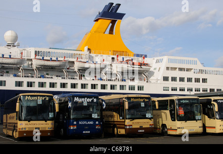 Saga Pearl 2 bateau de croisière amarré Ocean Terminal Leith près d'Édimbourg en Écosse avec des autocars de tourisme en attente sur le quai Banque D'Images