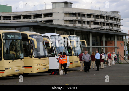 Terminal de l'océan près de Leith Edinburgh Scotland UK croisiéristes arrivant pour l'excursion en car Banque D'Images