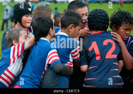 Les joueurs de rugby junior aller pour lui Banque D'Images