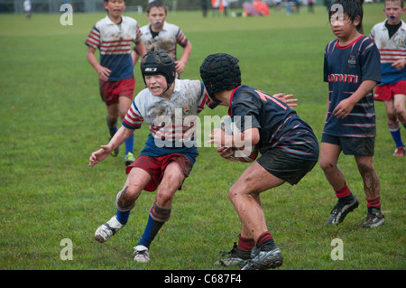 Les joueurs de rugby junior aller pour lui Banque D'Images