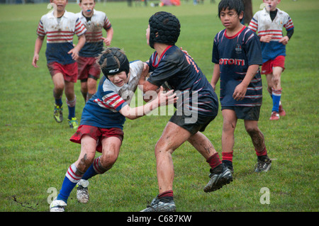 Les joueurs de rugby junior aller pour lui Banque D'Images