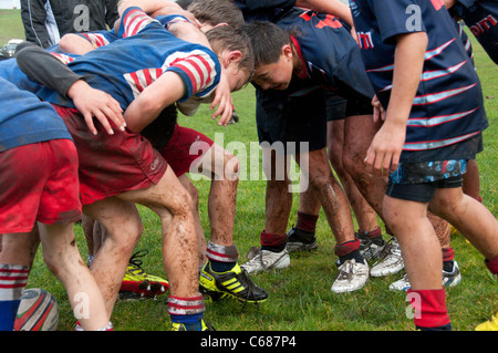 Les joueurs de rugby junior aller pour lui Banque D'Images