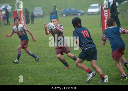 Les joueurs de rugby junior aller pour lui Banque D'Images