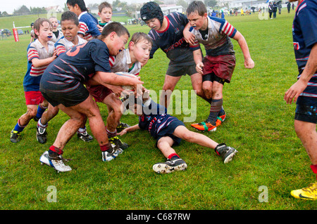 Les joueurs de rugby junior aller pour lui Banque D'Images