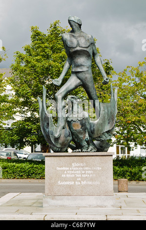Statue pour commémorer l'IRA à Crossmaglen Square Banque D'Images